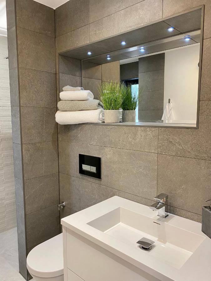 Stunning Modern Home Set In Beautiful Grounds. Bath Esterno foto