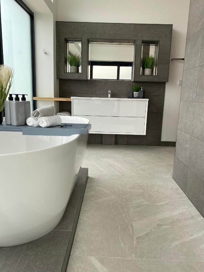 Stunning Modern Home Set In Beautiful Grounds. Bath Esterno foto