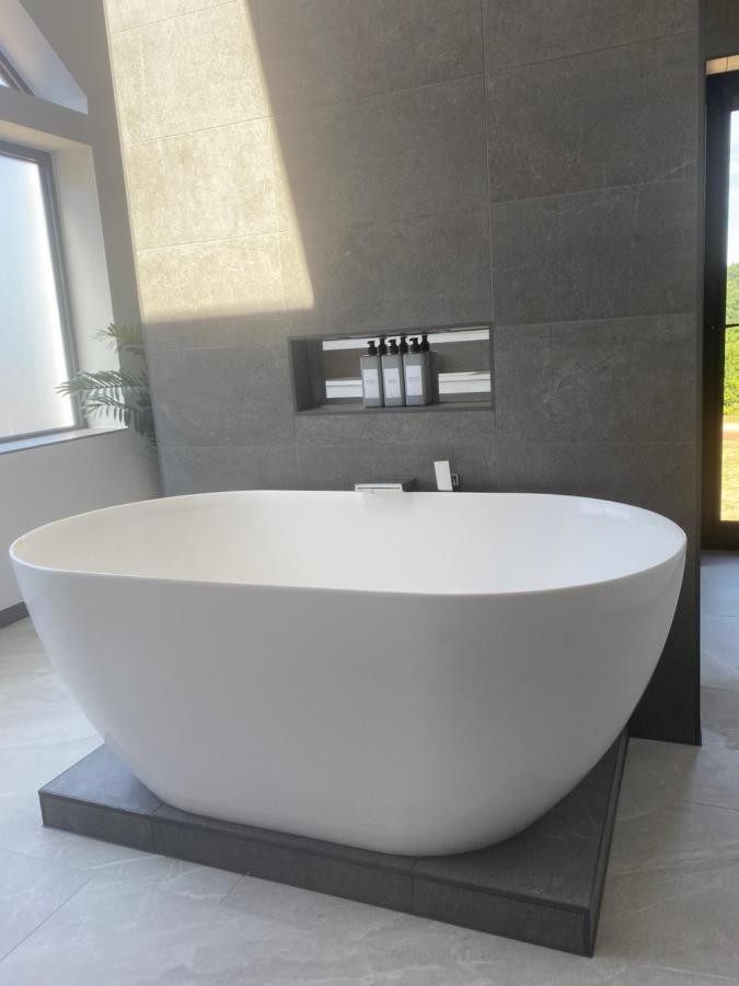 Stunning Modern Home Set In Beautiful Grounds. Bath Esterno foto