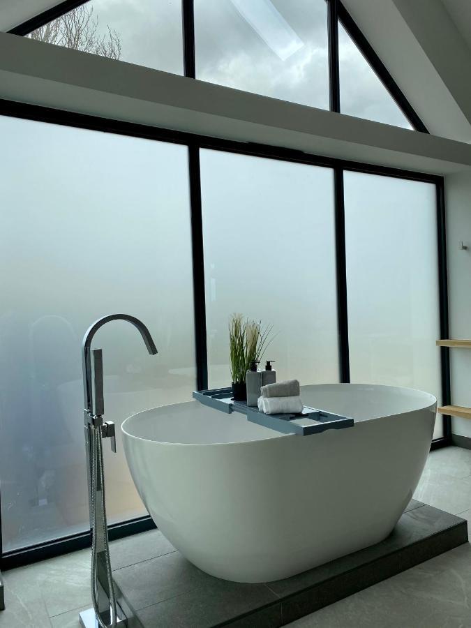Stunning Modern Home Set In Beautiful Grounds. Bath Esterno foto