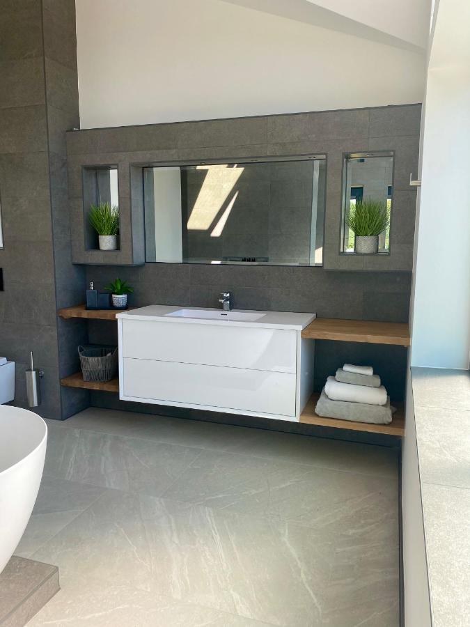 Stunning Modern Home Set In Beautiful Grounds. Bath Esterno foto