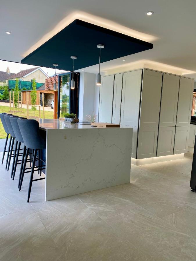 Stunning Modern Home Set In Beautiful Grounds. Bath Esterno foto