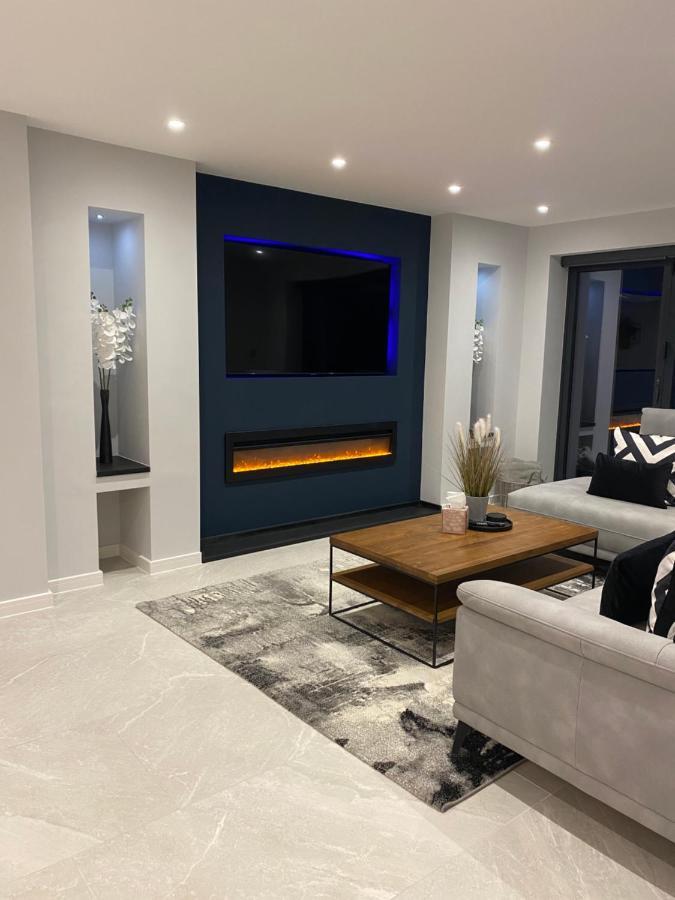 Stunning Modern Home Set In Beautiful Grounds. Bath Esterno foto