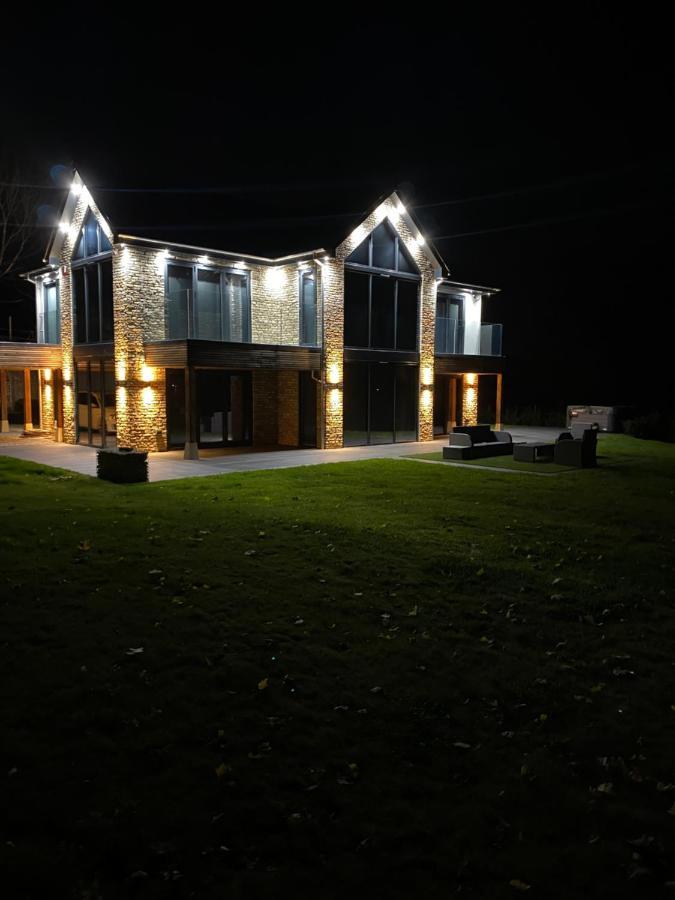 Stunning Modern Home Set In Beautiful Grounds. Bath Esterno foto