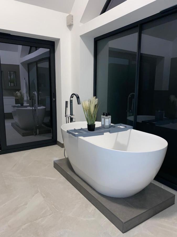 Stunning Modern Home Set In Beautiful Grounds. Bath Esterno foto